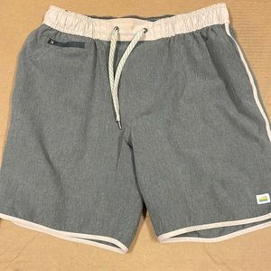 Mens size small Vuori Banks short lined shorts swim trunks.  Still in stores!